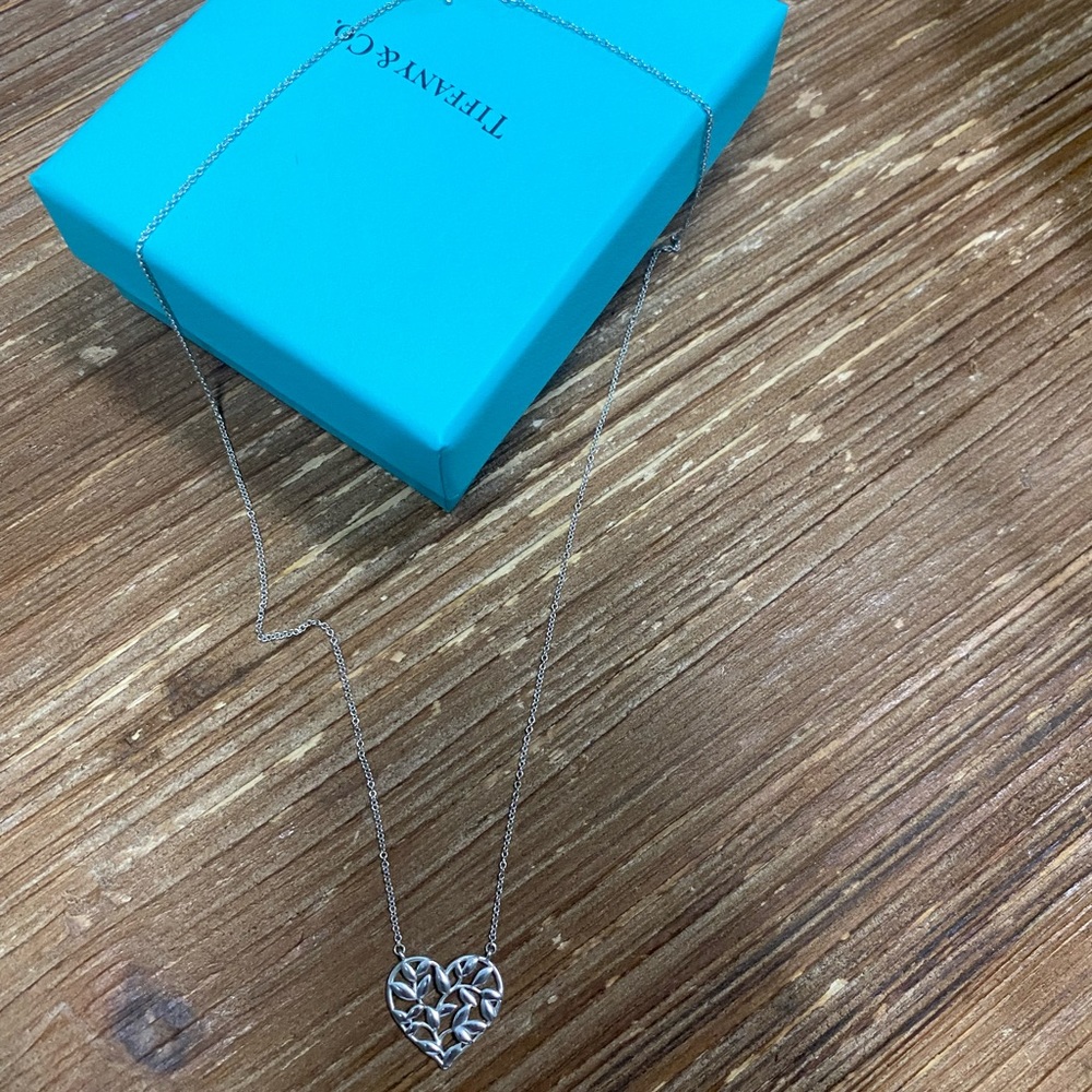 LIKE NEW! Tiffany & Co. Paloma Picasso Olive Leaf Heart Sterling Silver Necklace - Picture 5 of 10